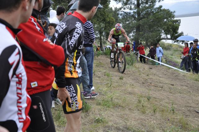 crowd-support-at-itu-cross-tri-worlds-conrad-stoltz