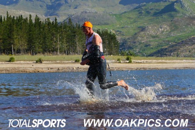 conrad-stoltz-caveman-xterra-grabouw-swim