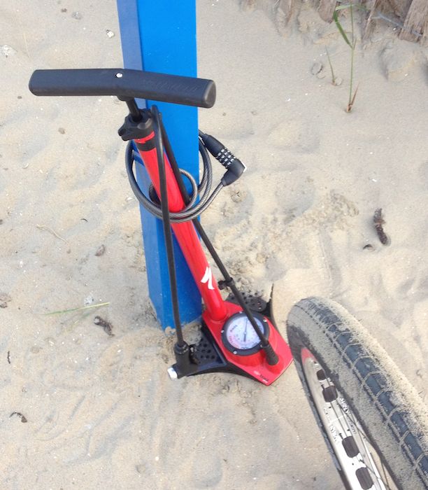 Conrad Stoltz Caveman ITU Cross Triathlon World Championships  testing tire pressure Specialized floor pump