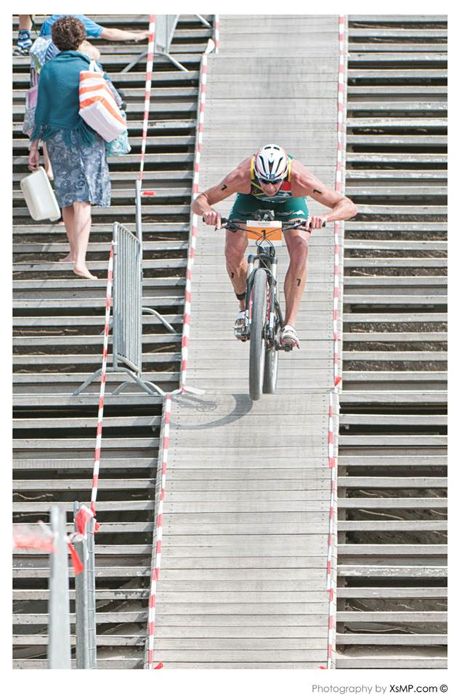 Conrad Stoltz Caveman ITU Cross Triathlon World Champs 2013 Specialized bike stairs Kijkduin