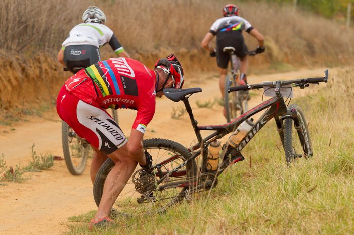 Conrad Stoltz Caveman Specialized PicknPayCapeArgusMTBChallenge2014 GregBeadle puncture