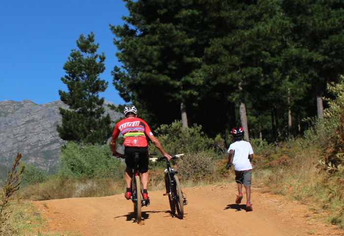 Conrad Stoltz Caveman MTB Skills clinic Kanyisa running