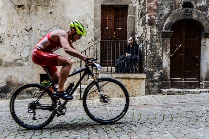 Conrad Stoltz Caveman XTERRA Italy 2014 Scanno town old lasy