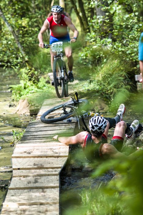 Conrad Stoltz Caveman XTERRA UK 2014 James Walker takes a tumble